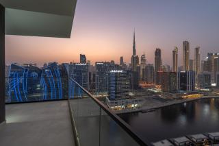 Canal front apartment with Burj Khalifa view by Suiteable - 9