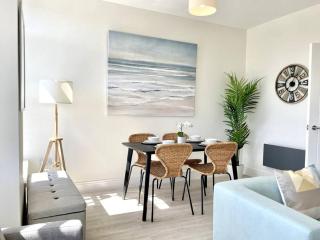 Lush Porthcawl Coney Beach 2 bedroom apt, Spacious, Parking, Prime Location - 3