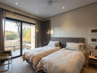 Lavish villa in Hoedspruit with hot tub - 6