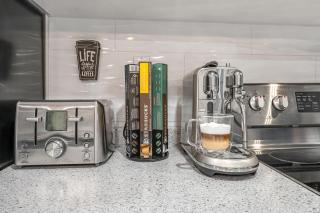 Modern 2BR on Queensway, Kitchen, Parking, 20 Mins from CNT and YYZ - 3