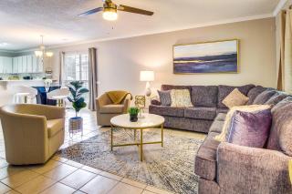 Soothing Savannah Townhome with Patio! - 7