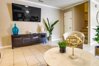 Soothing Savannah Townhome with Patio! - Savannah - 6