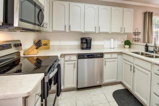 Soothing Savannah Townhome with Patio! - 2