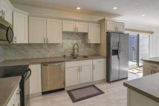 Sunny Palm Springs Townhome with Pool Access! - 8