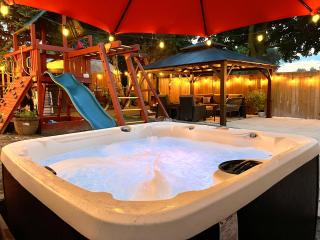 Modern 2BR on Queensway, Kitchen, Parking, 20 Mins from CNT and YYZ - 9