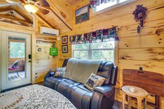 7 Mi to Lake Lure Mill Spring Cabin with Hot Tub - 7