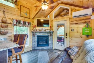 7 Mi to Lake Lure Mill Spring Cabin with Hot Tub - Mill Spring - 6