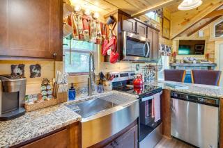 7 Mi to Lake Lure Mill Spring Cabin with Hot Tub - Mill Spring - 2