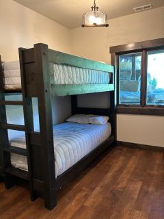 Snow Ghost Den True Ski in Ski out sleeps 9 people 3 Bed 2 and a half bathrooms Home with private hot tub - Whitefish - 8