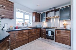 5 Bedroom! 2.5 Bathroom ! Contractors and Groups ! Free Parking! Large Driveway! NEW BUILD HOUSE! - Oldbury - 6