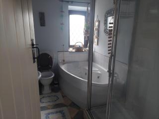 2 Bed Cottage - Sleeps 4 - Pets - Parking - 6