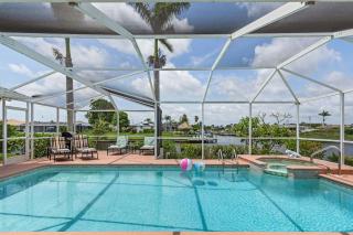Canal, Pool, Great Canal Views, Bicycles, Sleeps 7 - Edgewater Oasis - Cape Coral - 8