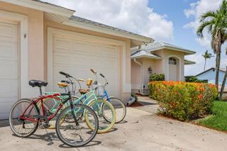 Canal, Pool, Great Canal Views, Bicycles, Sleeps 7 - Edgewater Oasis - Cape Coral - 6