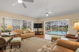 Canal, Pool, Great Canal Views, Bicycles, Sleeps 7 - Edgewater Oasis - Cape Coral - 3