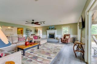 Skyview Retreat Cabin with Mountain Views! - 6