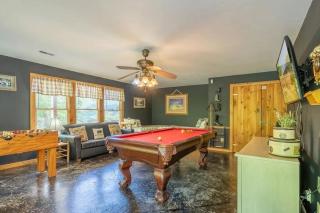 Mountain VIEWS! Private, Hot Tub, & Game Room. - Sevierville - 1