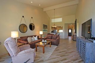VY945 - Dahlia Delight - Meredith Lodging - Palm Desert - 5