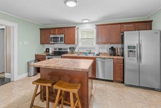 4 Bedroom House, sleeps 12, short walk to Main St! - 0