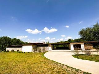 Stunning Mid-Cent Modern Retreat • Comfy Beds • Grove • Quiet Setting • Boat Parking - Grove - 7
