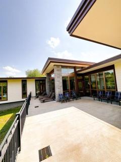Stunning Mid-Cent Modern Retreat • Comfy Beds • Grove • Quiet Setting • Boat Parking - Grove - 4