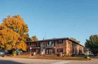 Luxurious 2-Bedroom Abode with Elevated Comforts Near Main Street - St. Charles - 1