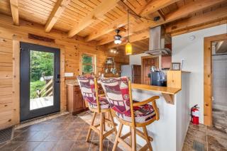 Panoramic Paradise 3BR Cabin with Idyllic Views - - 7