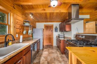 Panoramic Paradise 3BR Cabin with Idyllic Views - - 6