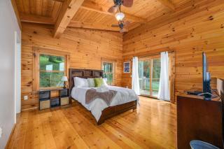 Panoramic Paradise 3BR Cabin with Idyllic Views - - 4