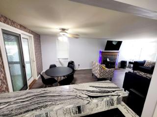 4-Bedroom House Close to Beach - 1