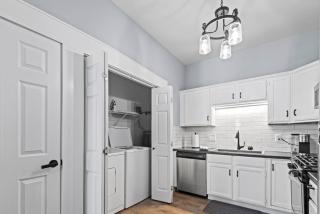 Main Street Balcony Apartment For up to 8 guests! - 8
