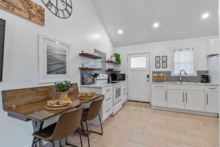 Cozy Cottage • King Bed • Grove • Kayaks • Boat Parking - Grove - 5