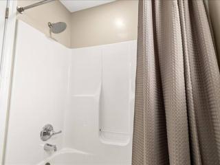 Spacious 1BR [End Unit] in the Heart of Roseville - 4