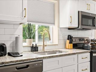 Spacious 1BR [End Unit] in the Heart of Roseville - 1