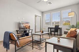 Spacious Westgate CozySuites by stadium with pool 1 - Glendale - 3