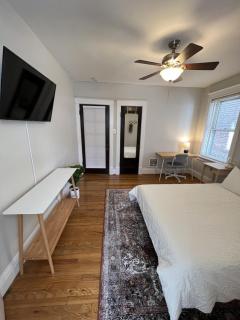 Lovely 1-Bedroom Apartment with Free Parking - 7