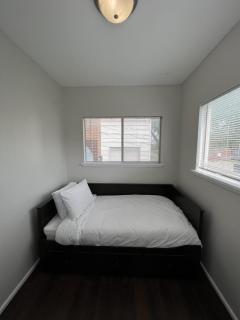 Lovely 1-Bedroom Apartment with Free Parking - 5
