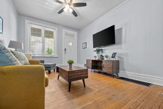 Sunny South City Haven 2BR Getaway - 6