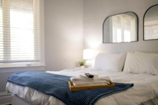 Sunny South City Haven 2BR Getaway - 4