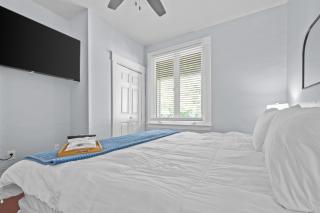 Sunny South City Haven 2BR Getaway - 1