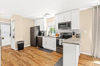 New! Comfy 1BR Upper Flat near Downtown Roseville - Roseville - 0