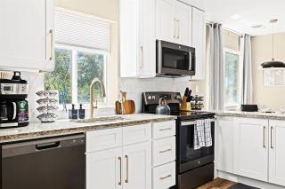 New! Comfy 1BR Upper Flat near Downtown Roseville - Roseville - 9