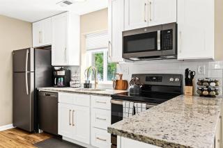 New! Comfy 1BR Upper Flat near Downtown Roseville - Roseville - 2