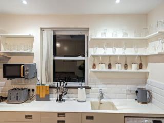 Charming 3BR in Trendy Tottenham Neighborhood - London - 9