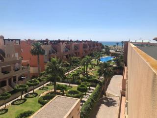 Bajo con jardín a pie de playa y piscina comunitaria con jacuzzi - Playas de Vera - 7