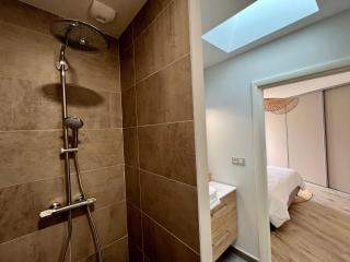 Villa Gaïa - 2 suites lits King size et salles de bain privatives - parking privé - 10 minutes Eurexpo - Aéroport - Groupama Stadium - Genas - 6