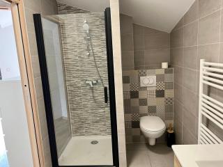 Villa Gaïa - 2 suites lits King size et salles de bain privatives - parking privé - 10 minutes Eurexpo - Aéroport - Groupama Stadium - Genas - 2