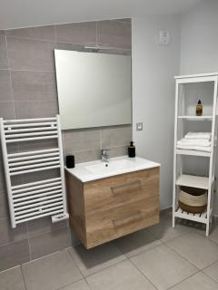 Villa Gaïa - 2 suites lits King size et salles de bain privatives - parking privé - 10 minutes Eurexpo - Aéroport - Groupama Stadium - Genas - 3