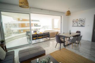 Hubstay - Seaview Pearl Suite Mackenzie by Larnaca Airport - Larnaca - 1