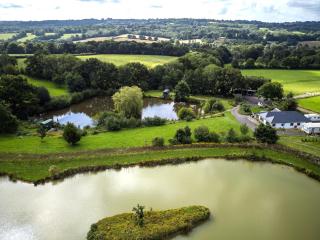 Peaceful ensuite lakeside cabin 'Tench' - Hadlow Down - 4