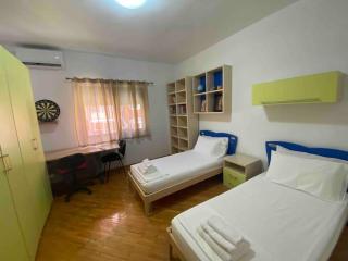 A room in a spacious condo,10 min walk from US ambassy - 2